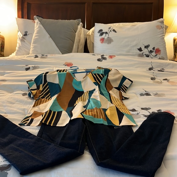 Selling a beautiful blouse size medium - Picture 5 of 5